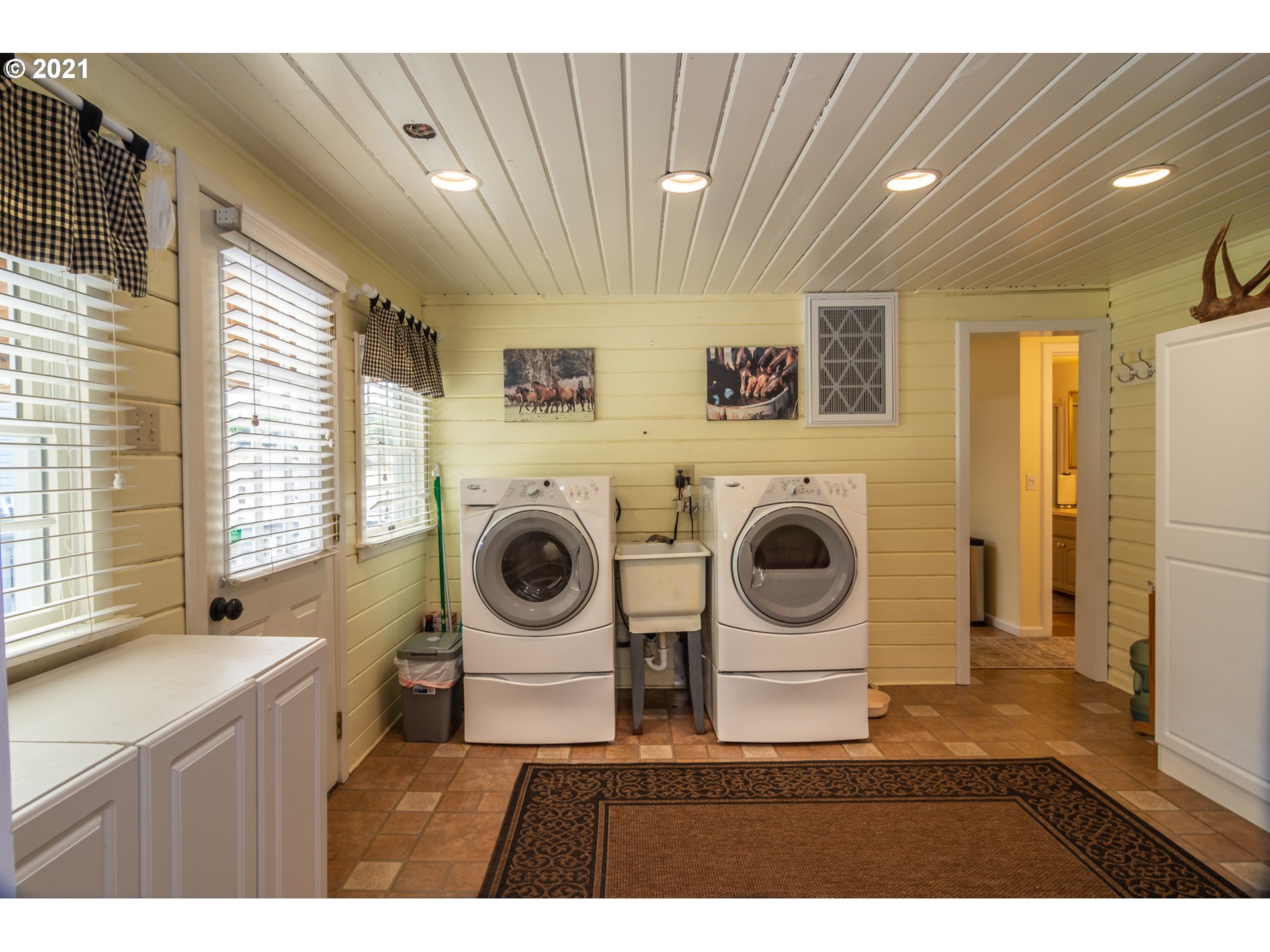 5852 Scotts Valley Road Yoncalla, OR 97499 - Photo 13 of 32 a utility room with dryer and washer