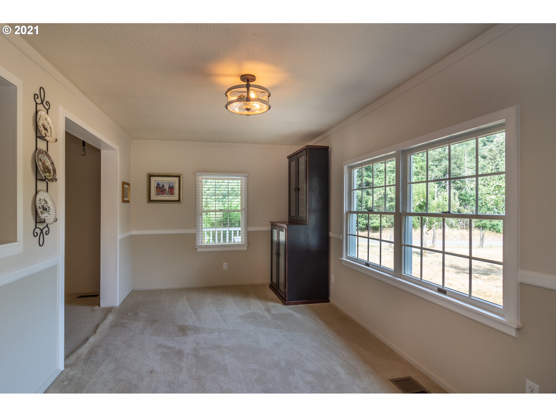 5852 Scotts Valley Road Yoncalla, OR 97499 - Photo 20 of 32 a view of an empty room with a window