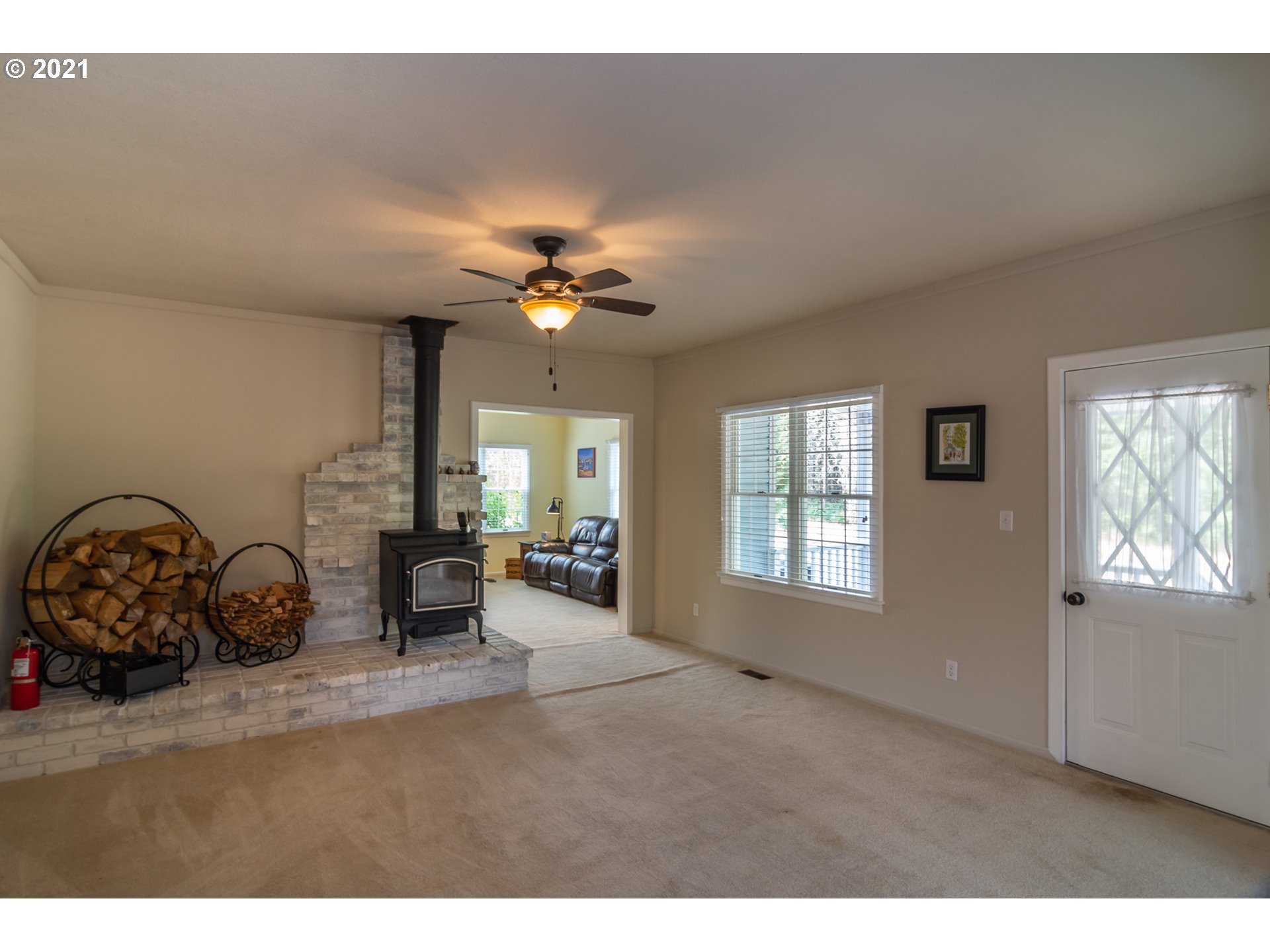 5852 Scotts Valley Road Yoncalla, OR 97499 - Photo 21 of 32 a view of a livingroom with window