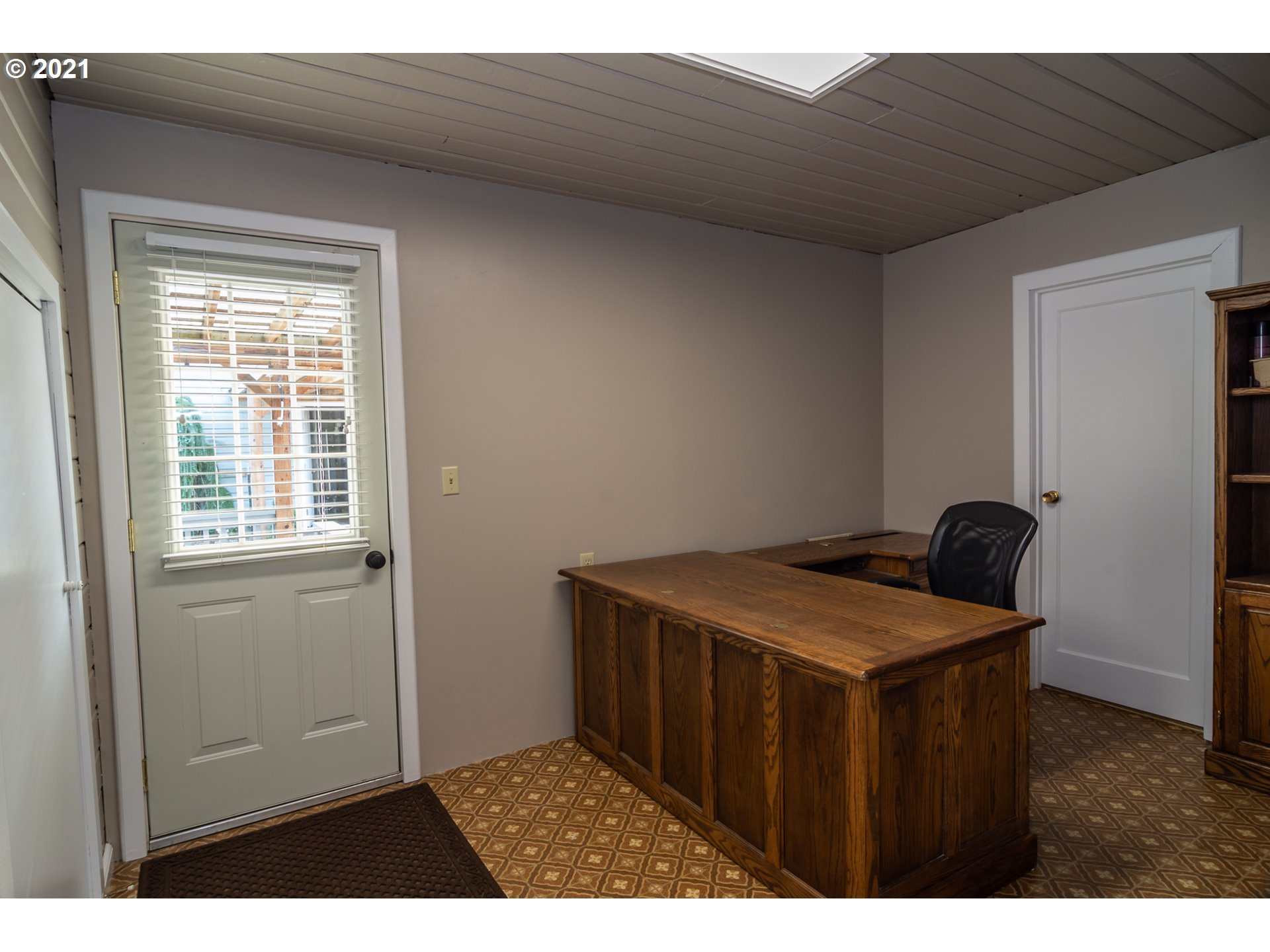 5852 Scotts Valley Road Yoncalla, OR 97499 - Photo 28 of 32 a bedroom with a bed and a window