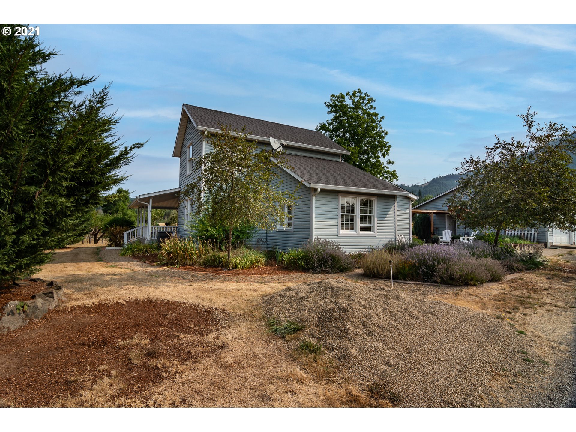 5852 Scotts Valley Road Yoncalla, OR 97499 - Photo 5 of 32 a view of a house with a patio