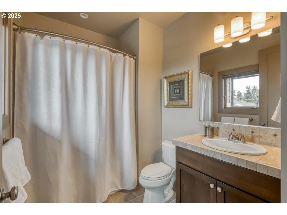 12483 Southwest Autumn View Street Tigard, OR 97224 - Photo 25 of 44 Bathroom