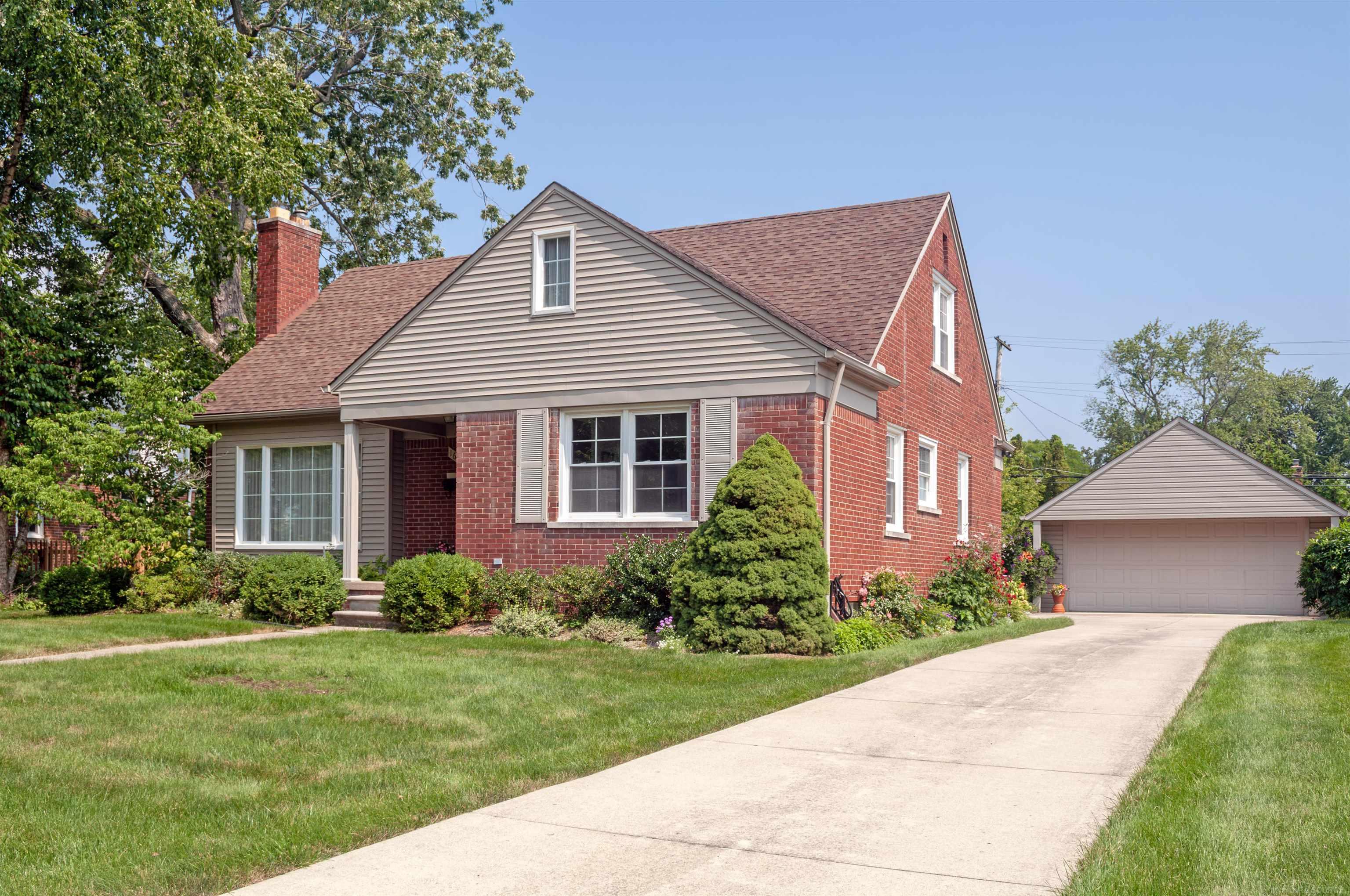 1636 Hawthorne Road Grosse Pointe, MI 48236 - Photo 2 of 41 50149731-e5a61a06-23db-4a18-9b9e-5b881808dbfd.JPG