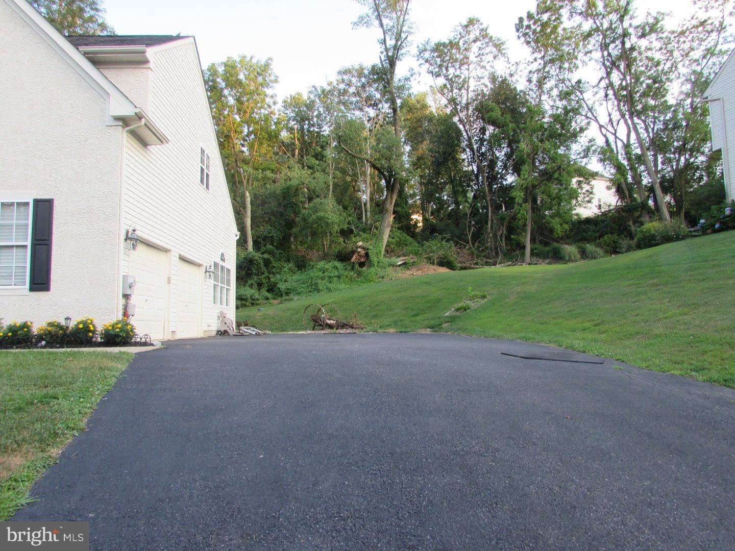 677 Lenni Road Aston, PA 19014 - Photo 25 of 25 Driveway