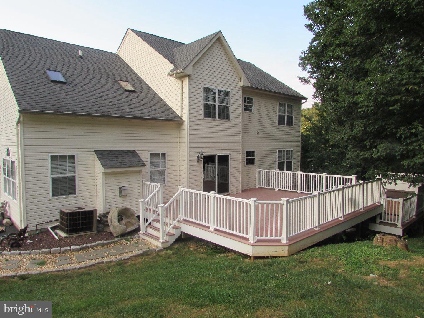 677 Lenni Road Aston, PA 19014 - Photo 4 of 25 Exterior Back