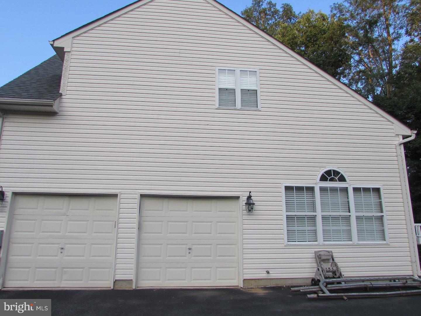 677 Lenni Road Aston, PA 19014 - Photo 5 of 25 Garage
