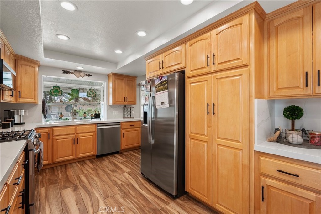 1330 Del Rio Way Ontario, CA 91764 - Photo 9 of 32 Kitchen