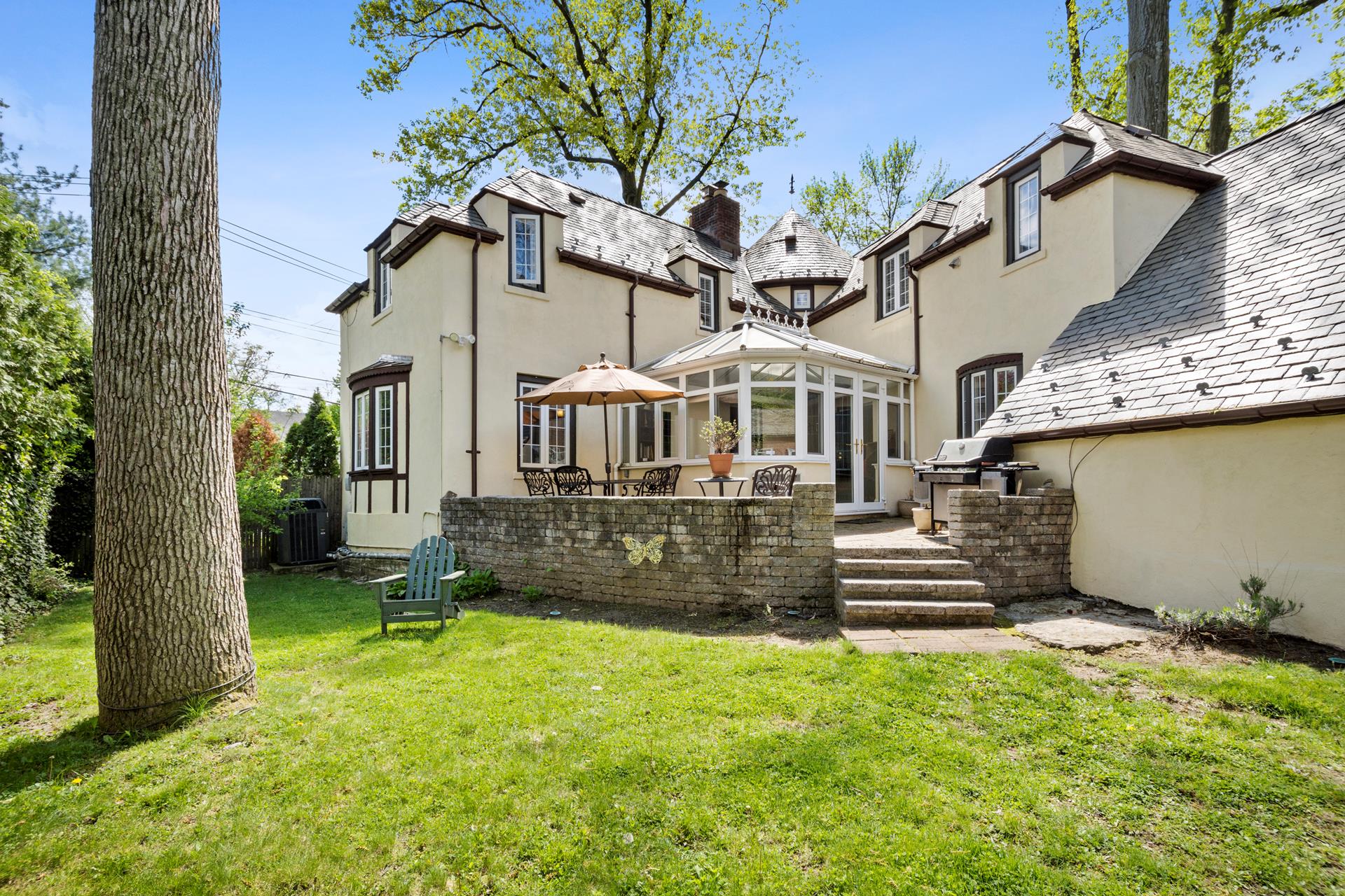 4600 Grosvenor Avenue Bronx, NY 10471 - Photo 11 of 13 front view of a house with a yard