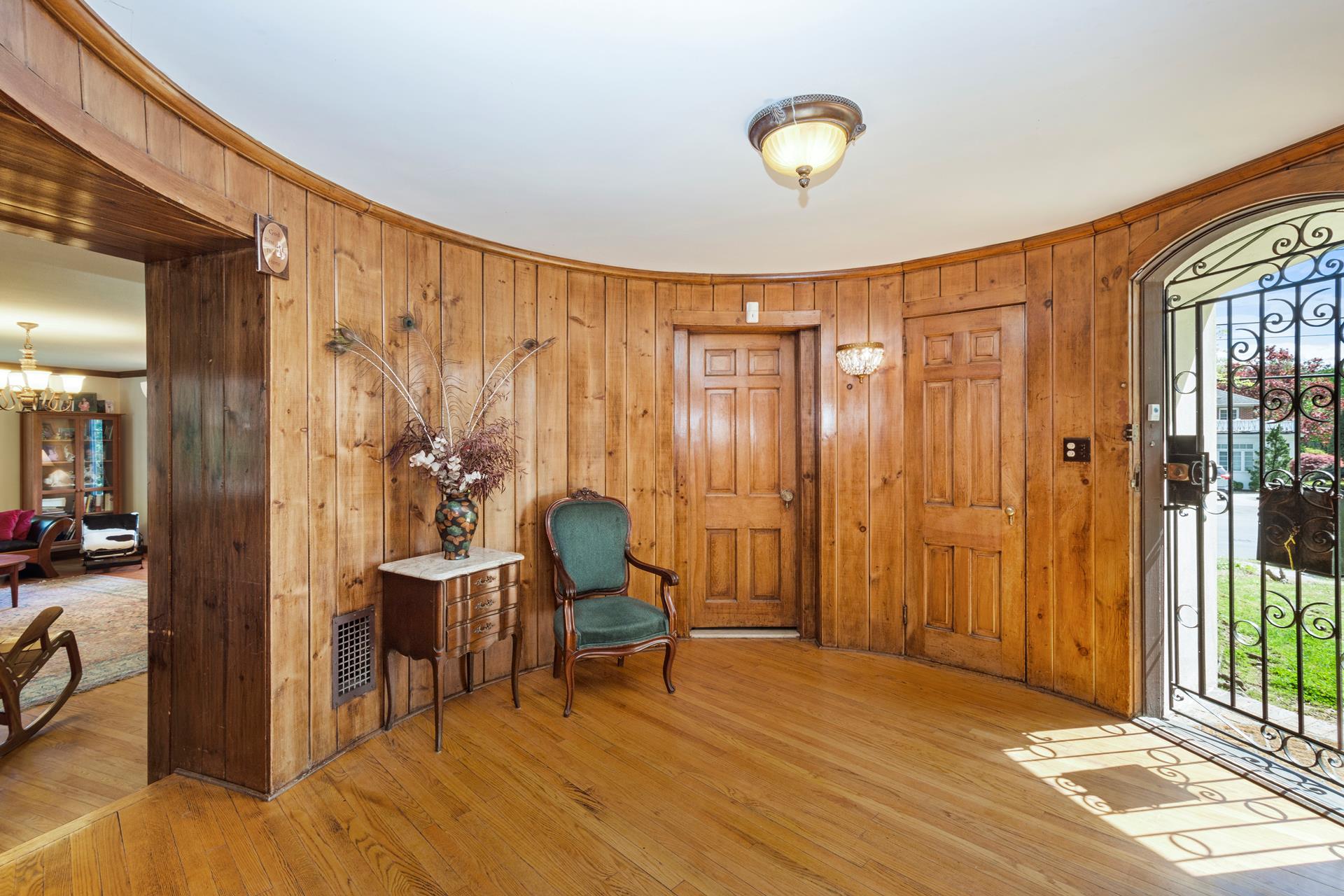 4600 Grosvenor Avenue Bronx, NY 10471 - Photo 2 of 13 a view of a livingroom with furniture and hardwood floor