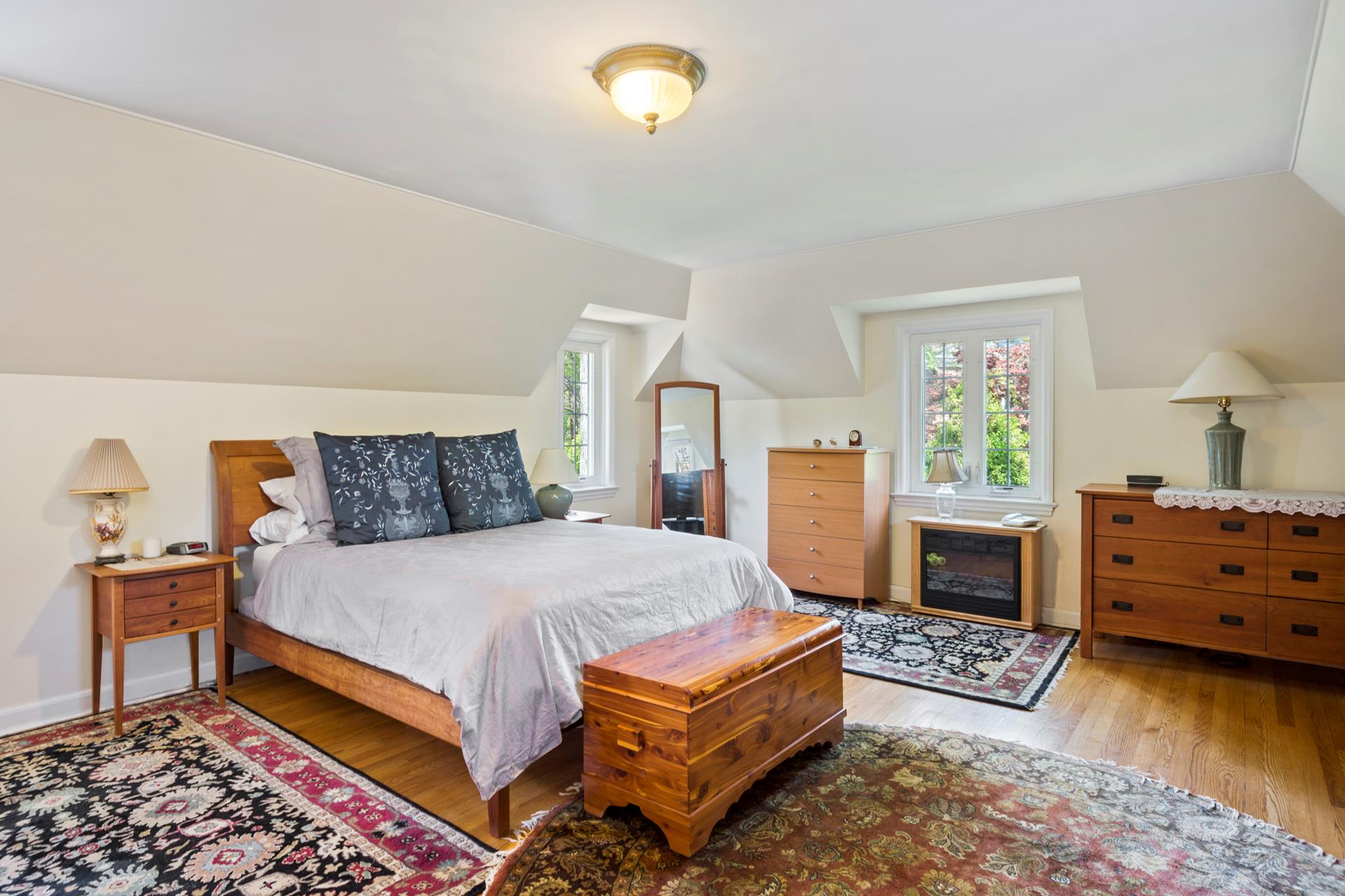 4600 Grosvenor Avenue Bronx, NY 10471 - Photo 6 of 13 a bedroom with a bed and a dresser in it