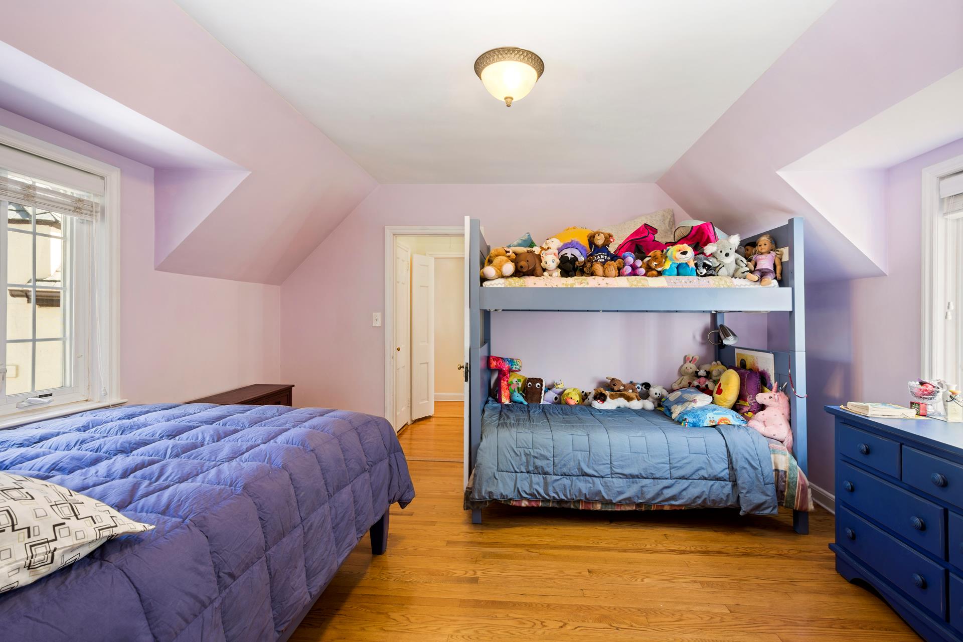 4600 Grosvenor Avenue Bronx, NY 10471 - Photo 8 of 13 a bedroom with a bed and a window