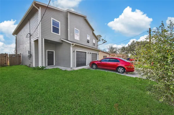 a view of a house with a backyard