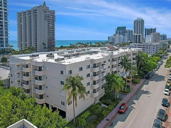 $2,000 | 6801 Harding Avenue, Unit 306, Miami Beach, FL 33141