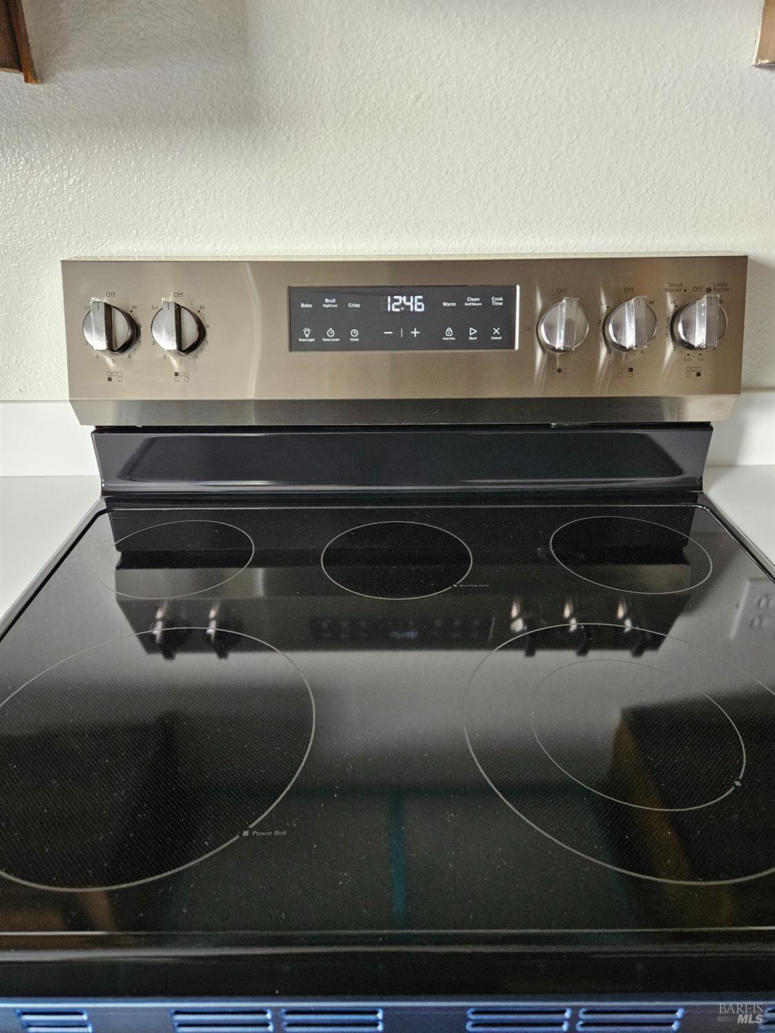 1930 Grande Circle, Unit 72 Fairfield, CA 94533 - Photo 18 of 34 a close view of stove