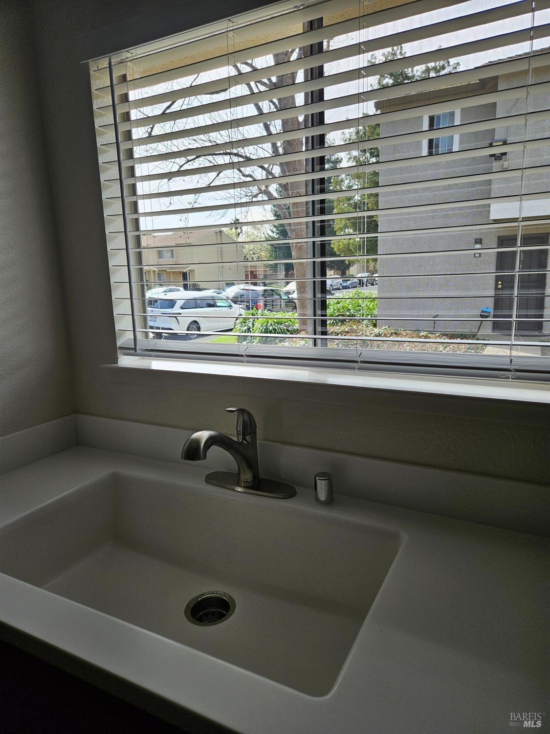 1930 Grande Circle, Unit 72 Fairfield, CA 94533 - Photo 21 of 34 a bathroom with a bathtub and window