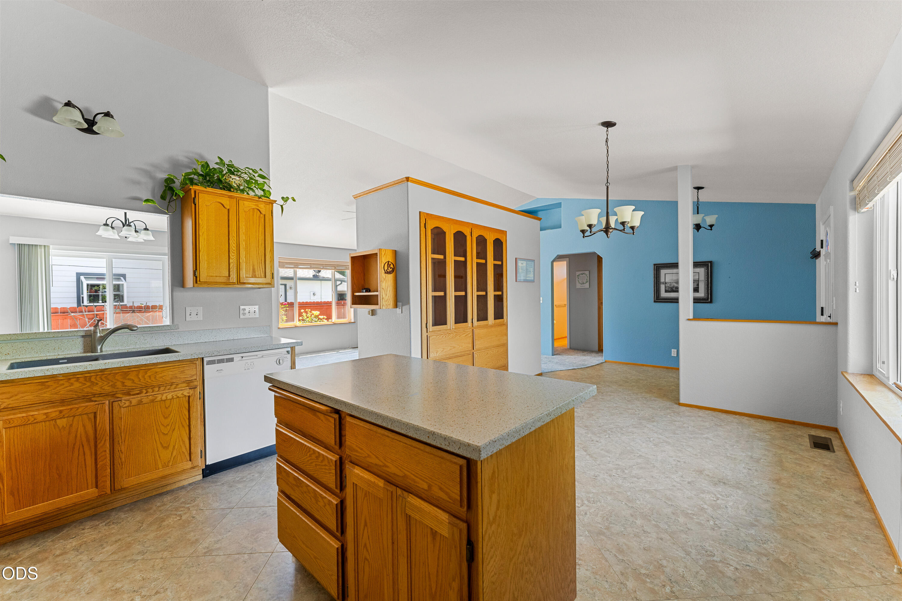 1445 Southwest Silver Maple Way Grants Pass, OR 97526 - Photo 3 of 29