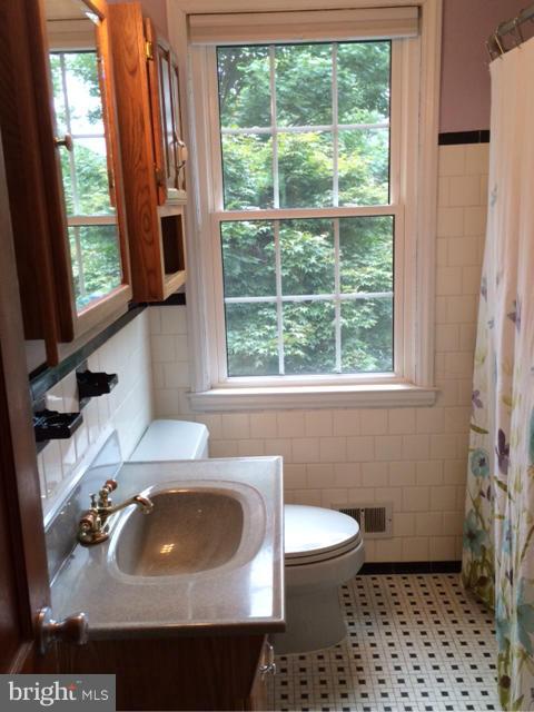 7207 Lanark Road Baltimore, MD 21212 - Photo 14 of 24 Bath (Master)