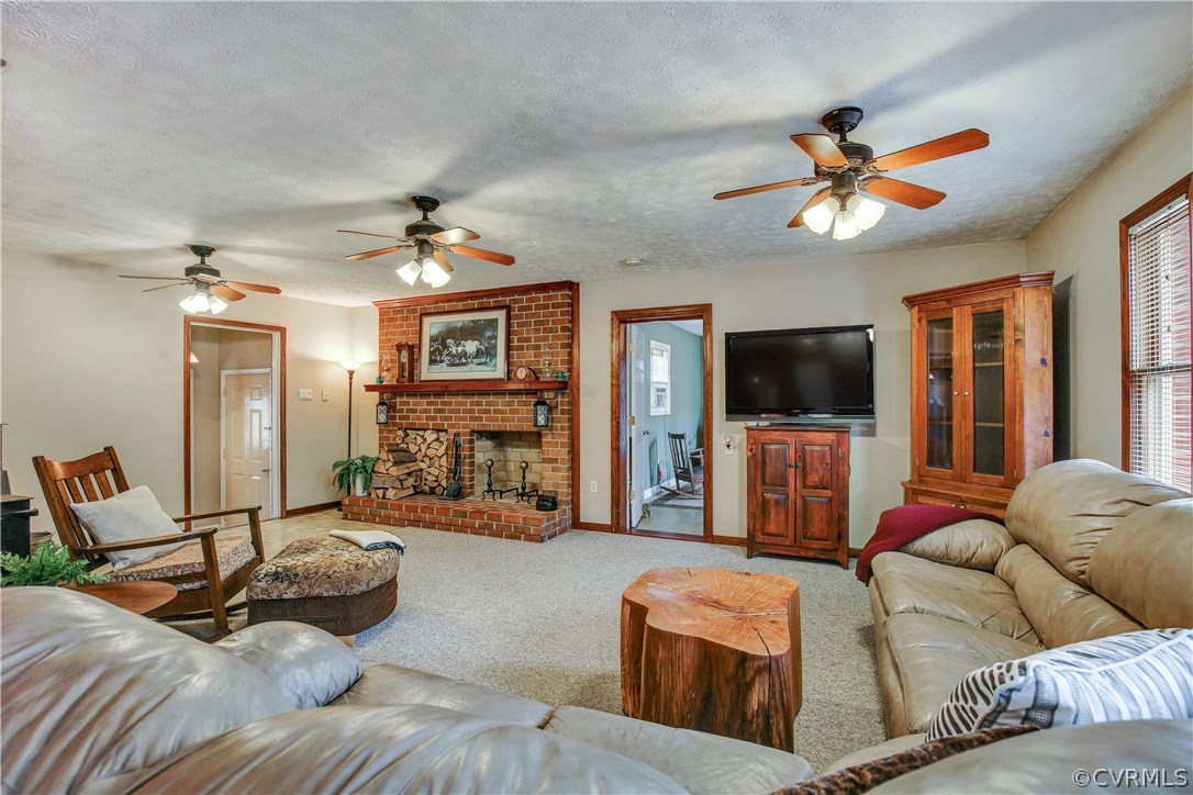 701 Clement Town Road Powhatan, VA 23139 - Photo 11 of 38 Huge Family Room