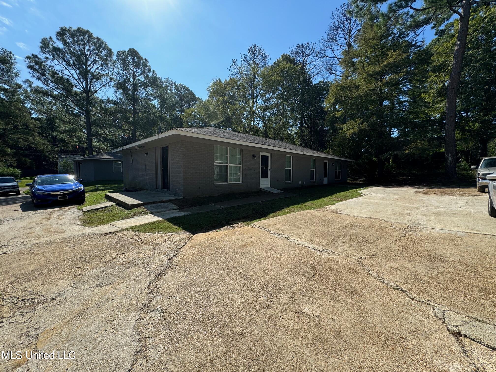 251-253 Lawrence Road Jackson, MS 39206 - Photo 2 of 12 IMG_1419