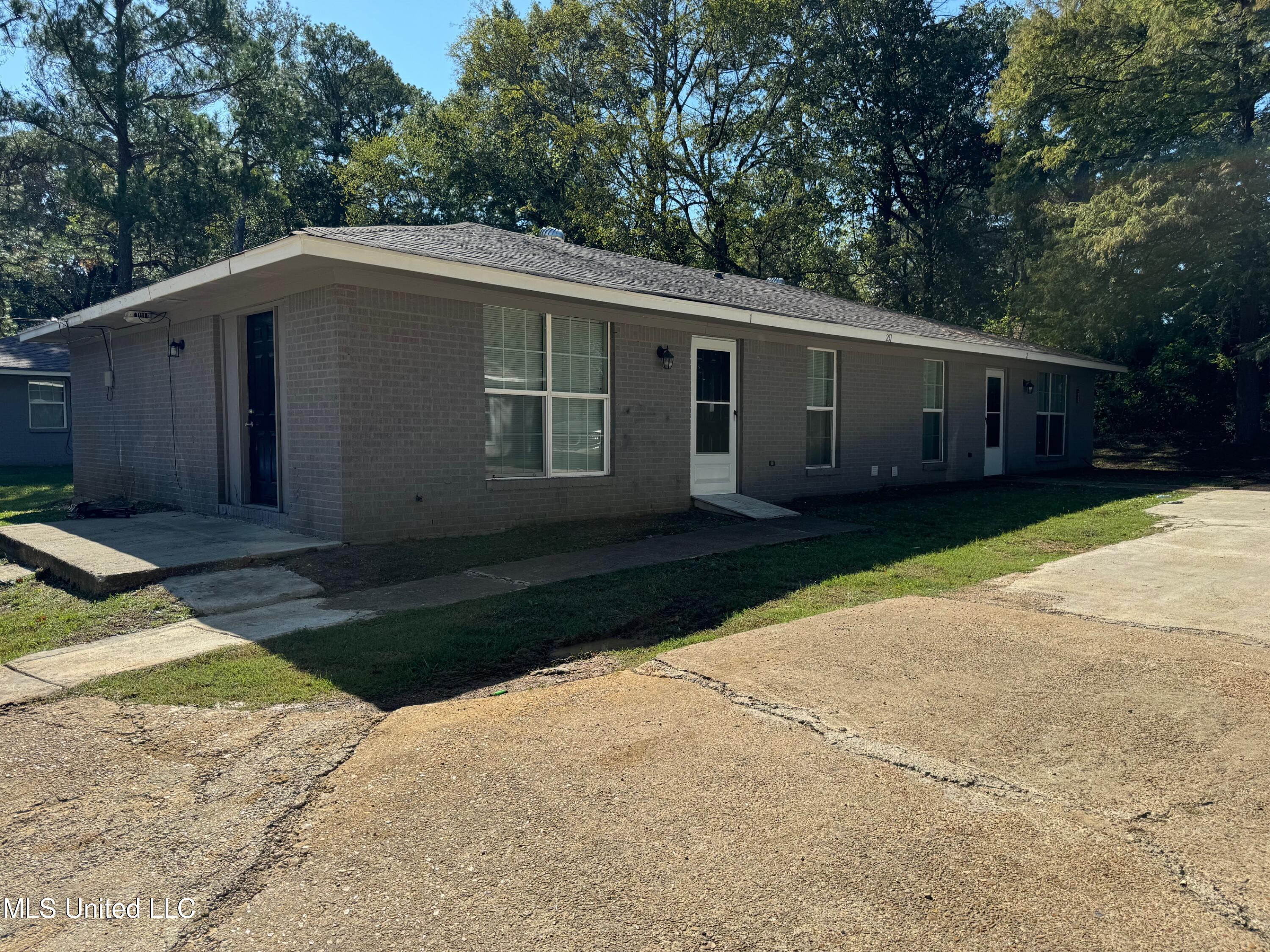 251-253 Lawrence Road Jackson, MS 39206 - Photo 3 of 12 IMG_1420