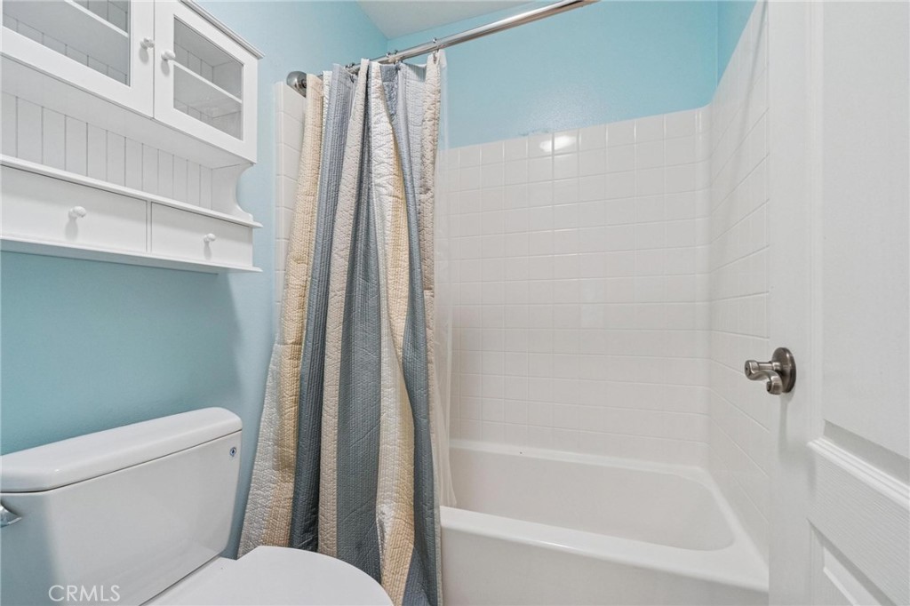 26511 Brooks Circle Stevenson Ranch, CA 91381 - Photo 39 of 65 a bathroom with a toilet and a bathtub