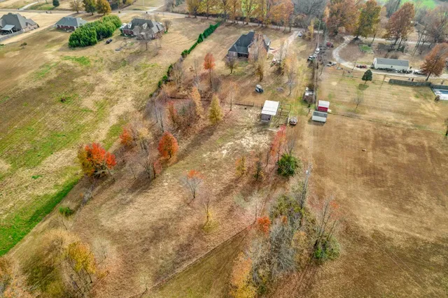a view of residential houses with yard