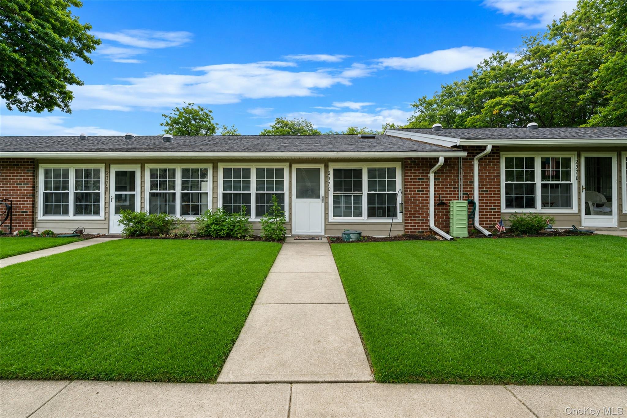 231 Blackpool Court Ridge, NY 11961 - Photo 3 of 30 Gallery Image 3