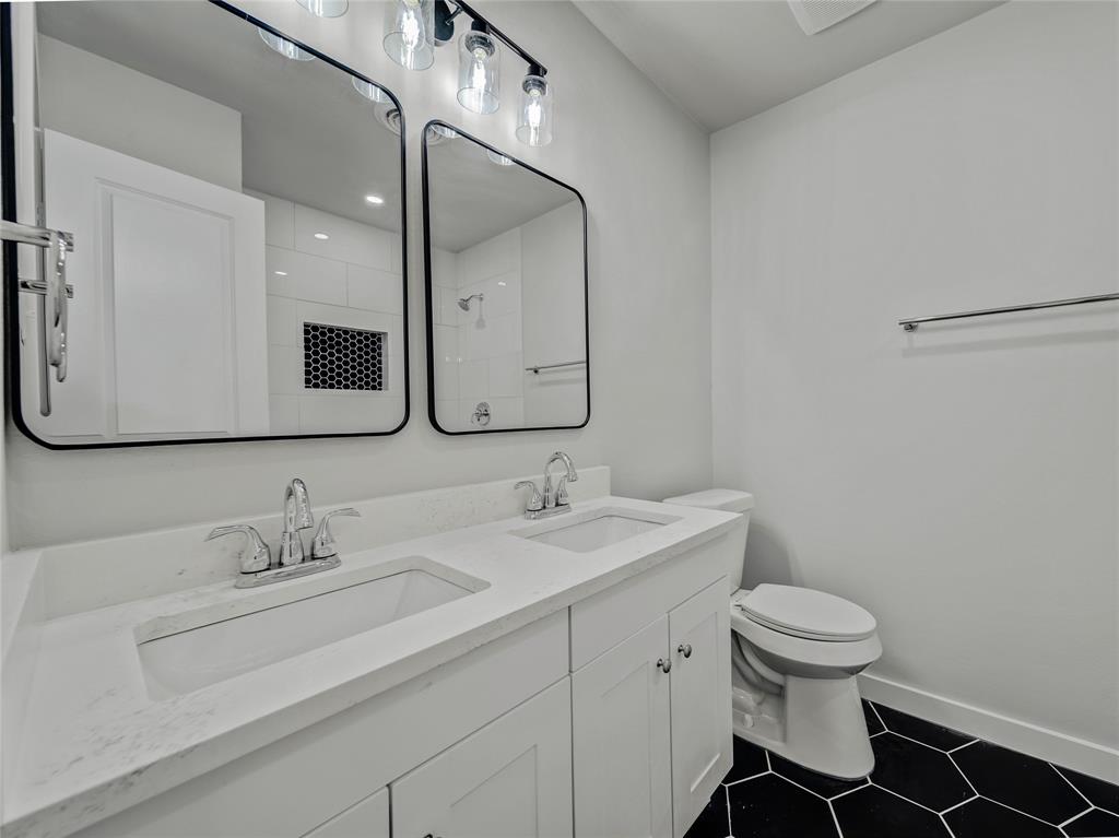 309 East Obuch Street Valley View, TX 76272 - Photo 21 of 24 Full bath with double vanity