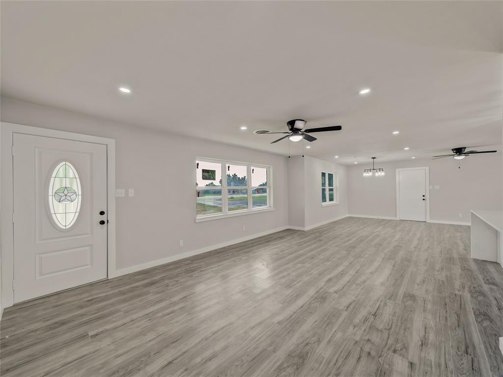 309 East Obuch Street Valley View, TX 76272 - Photo 4 of 24