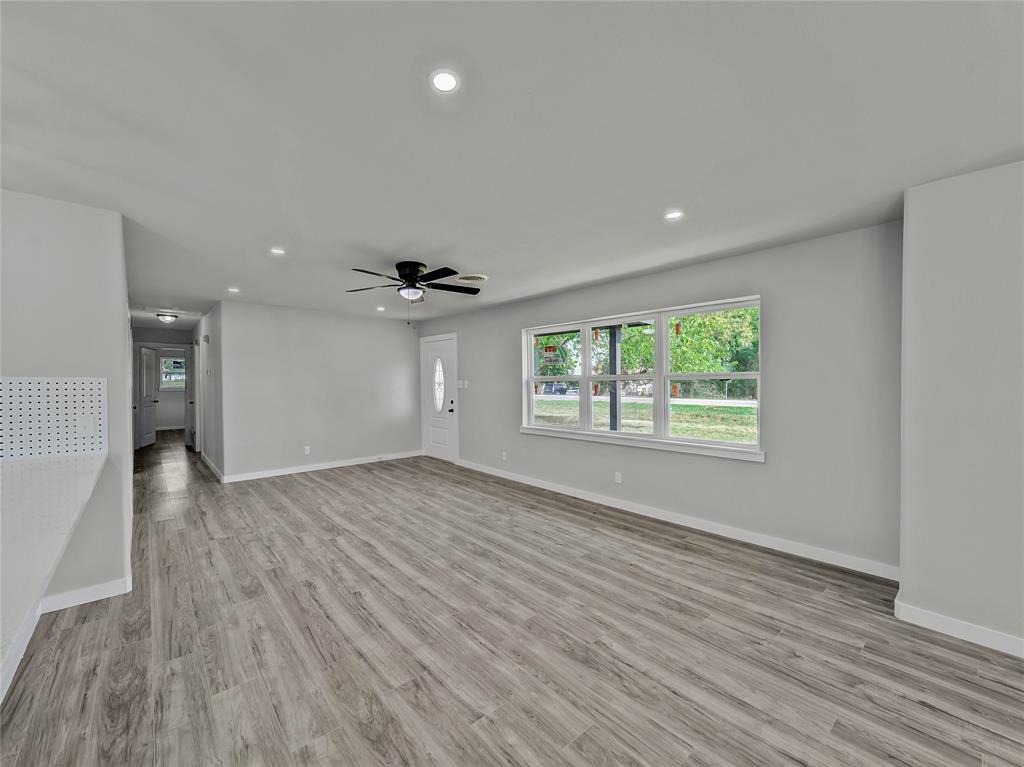 309 East Obuch Street Valley View, TX 76272 - Photo 5 of 24