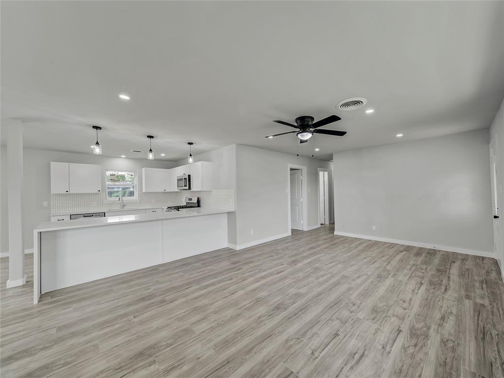 309 East Obuch Street Valley View, TX 76272 - Photo 8 of 24