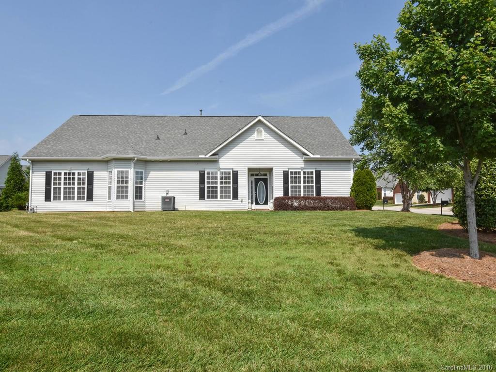 207 Garnet Court, Unit 561 Fort Mill, SC 29708 - Photo 1 of 21 a front view of a house with a garden