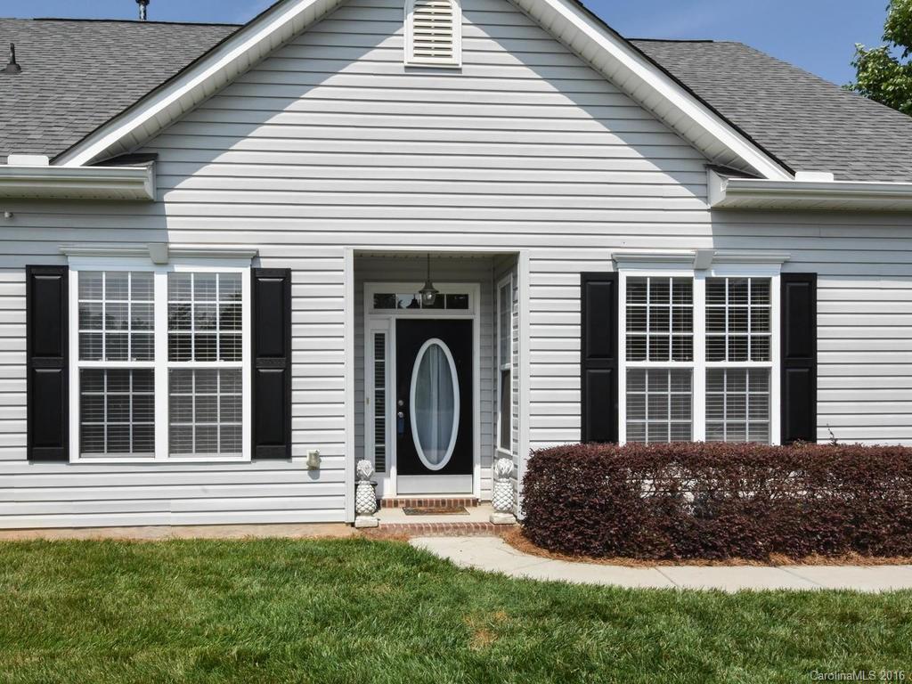 207 Garnet Court, Unit 561 Fort Mill, SC 29708 - Photo 4 of 21 a front view of a house with a yard