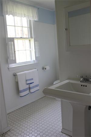 118 Washington Road Brimfield, MA 01010 - Photo 12 of 20 a bathroom with a bathtub and window