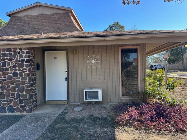$1,050 | 126 Conference Drive, Unit 209, Bastrop, TX 78602