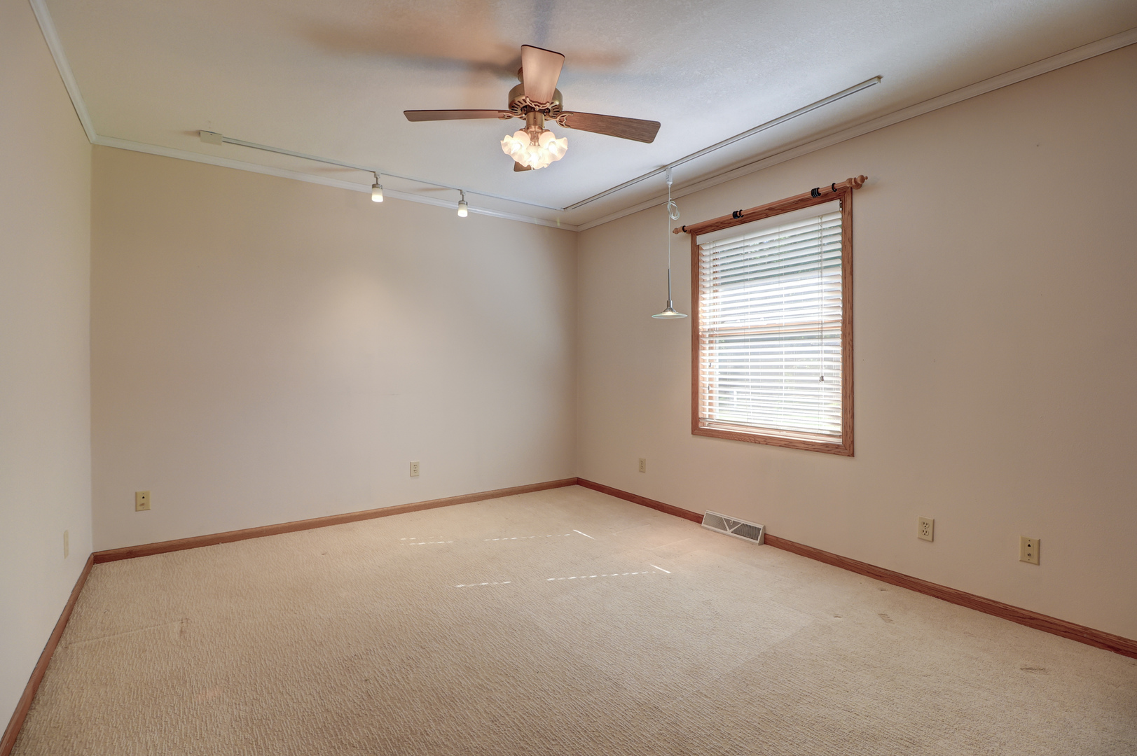 681 West Deer Creek Road Clinton, IA 52732 - Photo 17 of 51