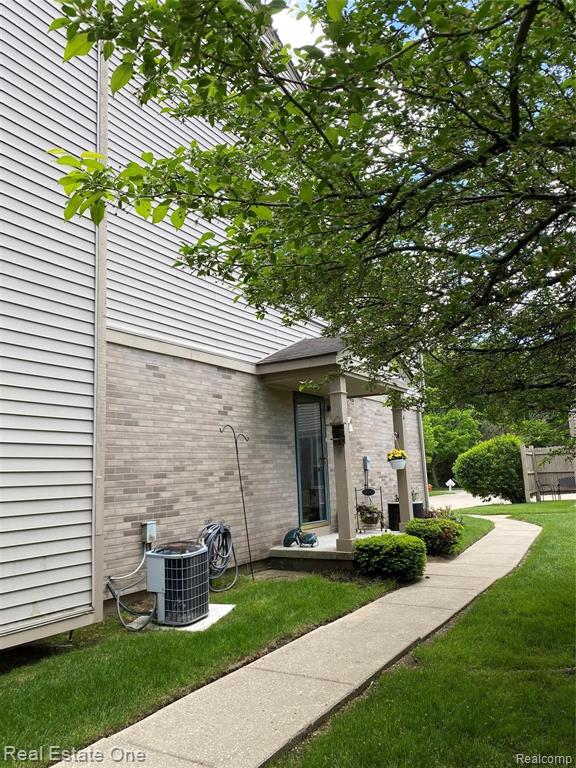 110 Pine Tree Ridge, Unit 4 Waterford, MI 48327 - Photo 5 of 39