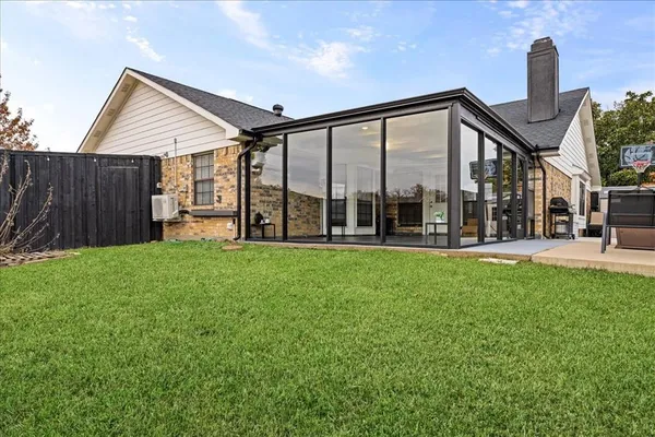 a view of a house with backyard and porch