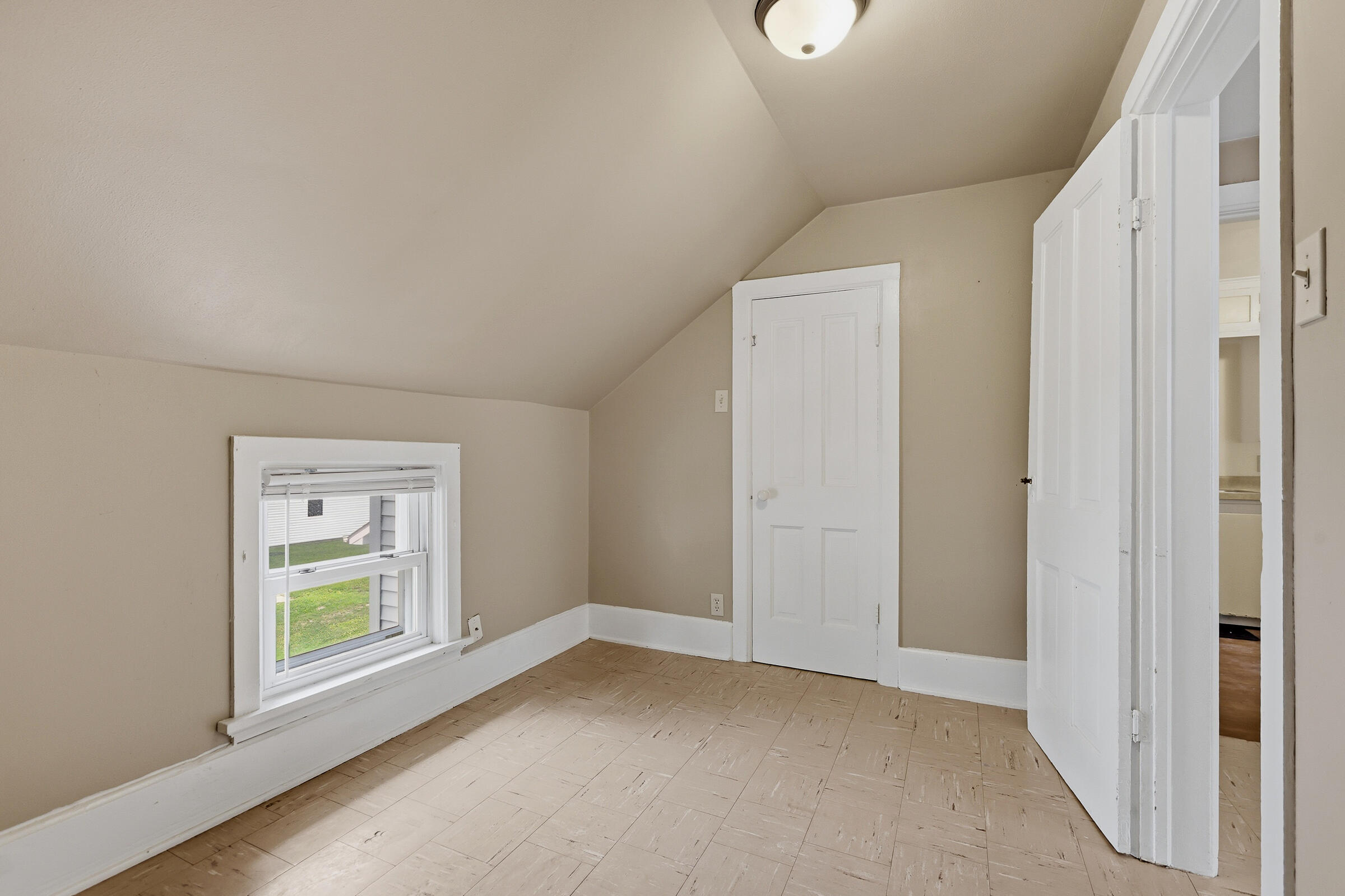 1210 Hamilton Street Manitowoc, WI 54220 - Photo 21 of 37 Upper