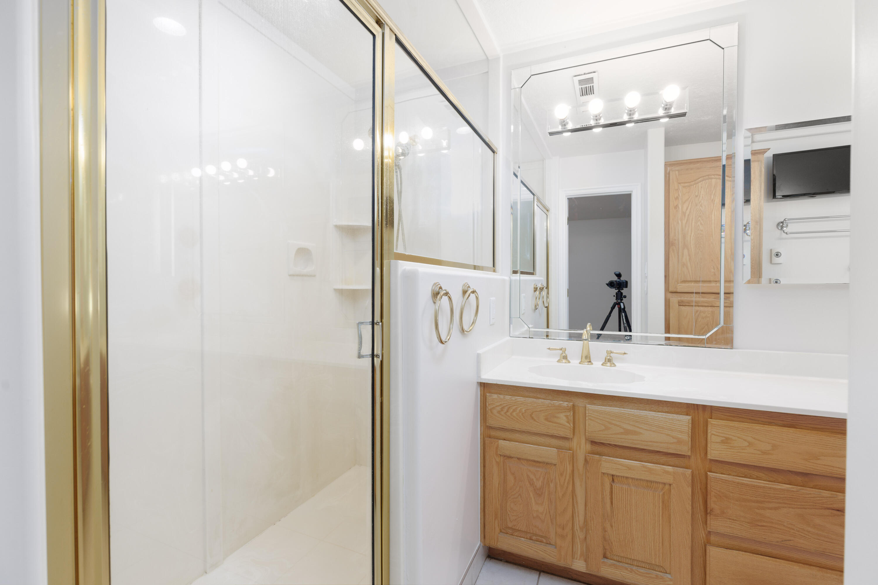 539 Diagonal Street St. George, UT 84770 - Photo 24 of 40 25 - Primary Bath Shower