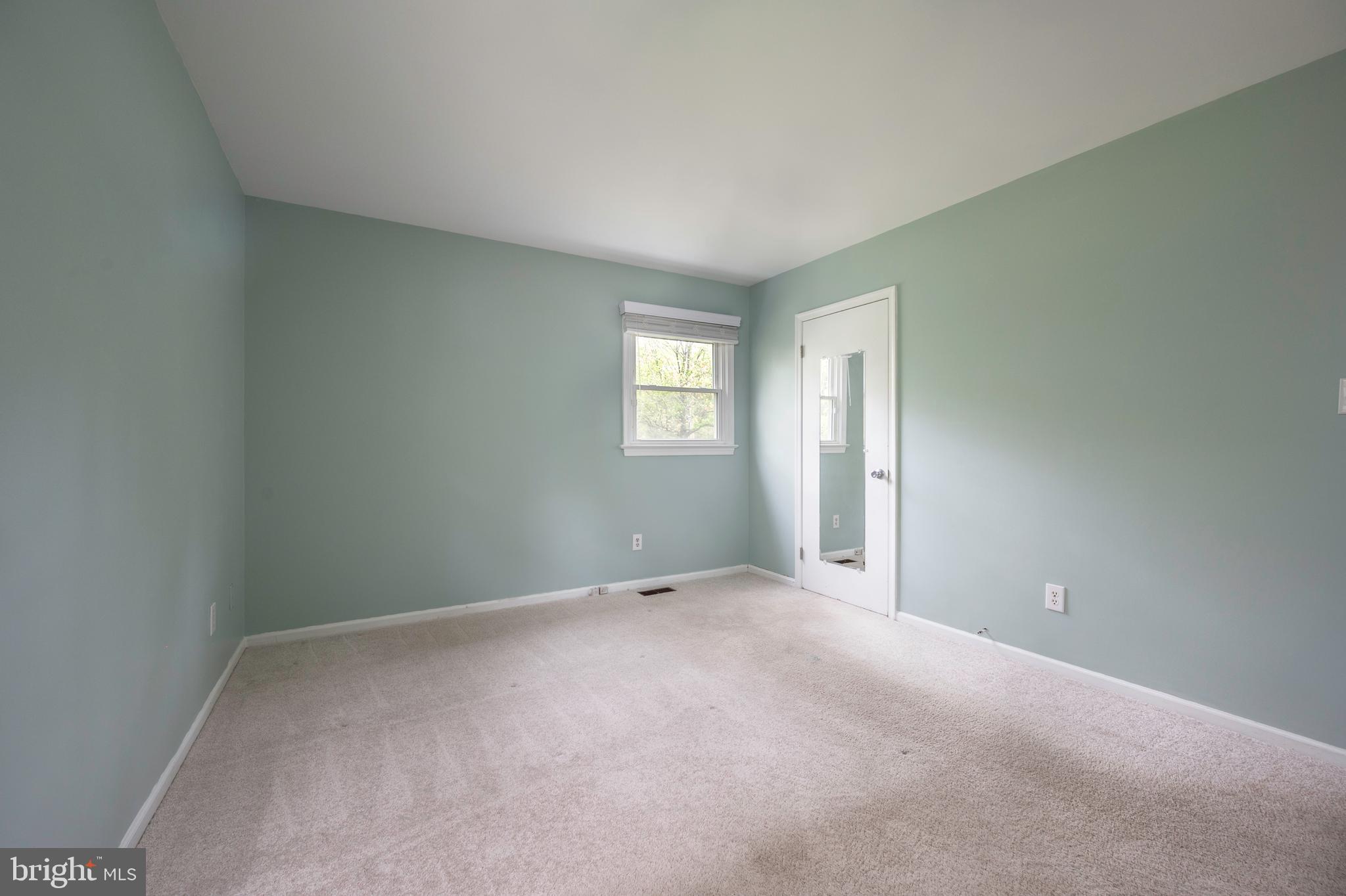 4520 Logmill Road Gainesville, VA 20155 - Photo 13 of 34 Primary bedroom