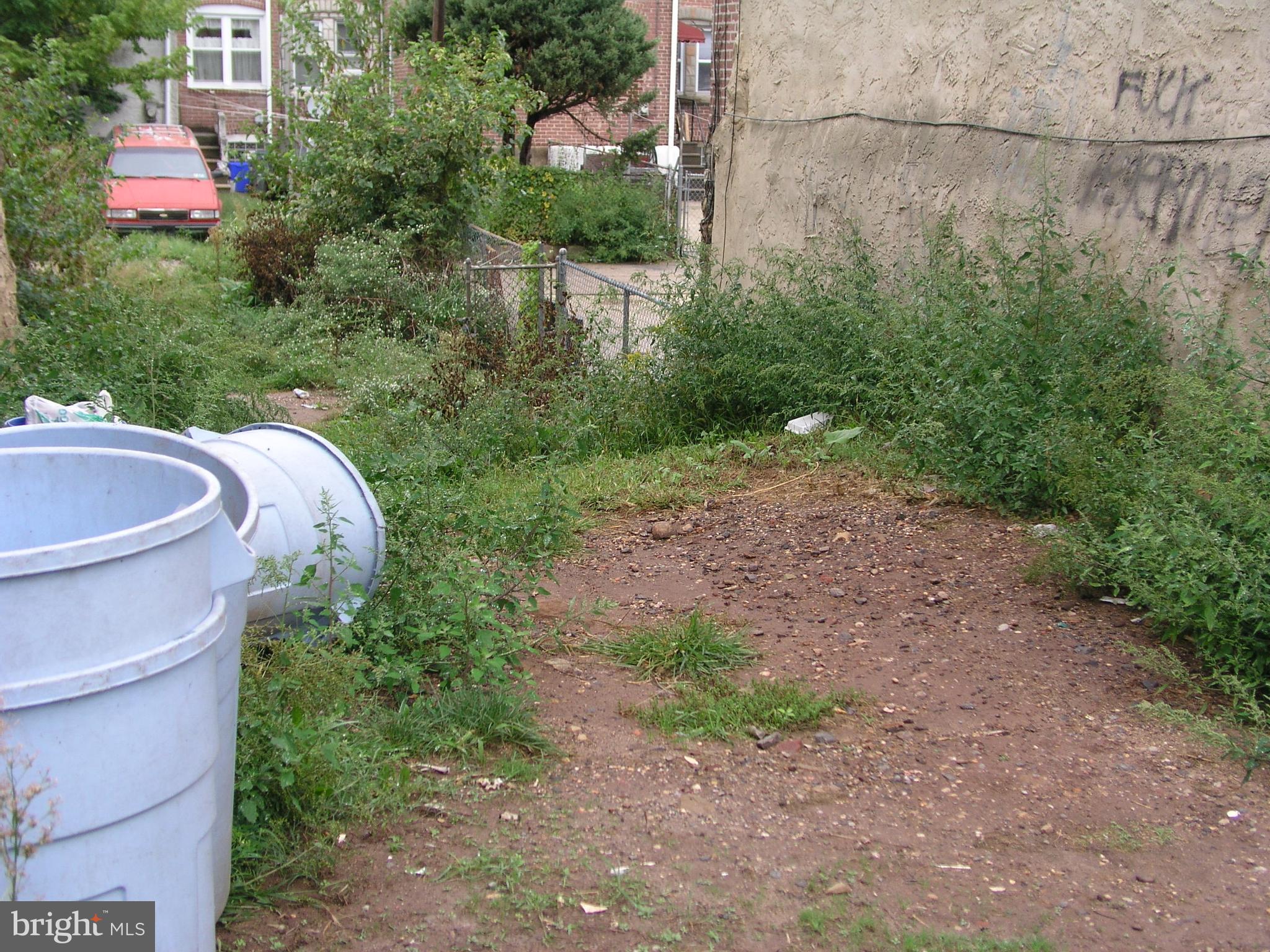 a view of a yard in front of a house