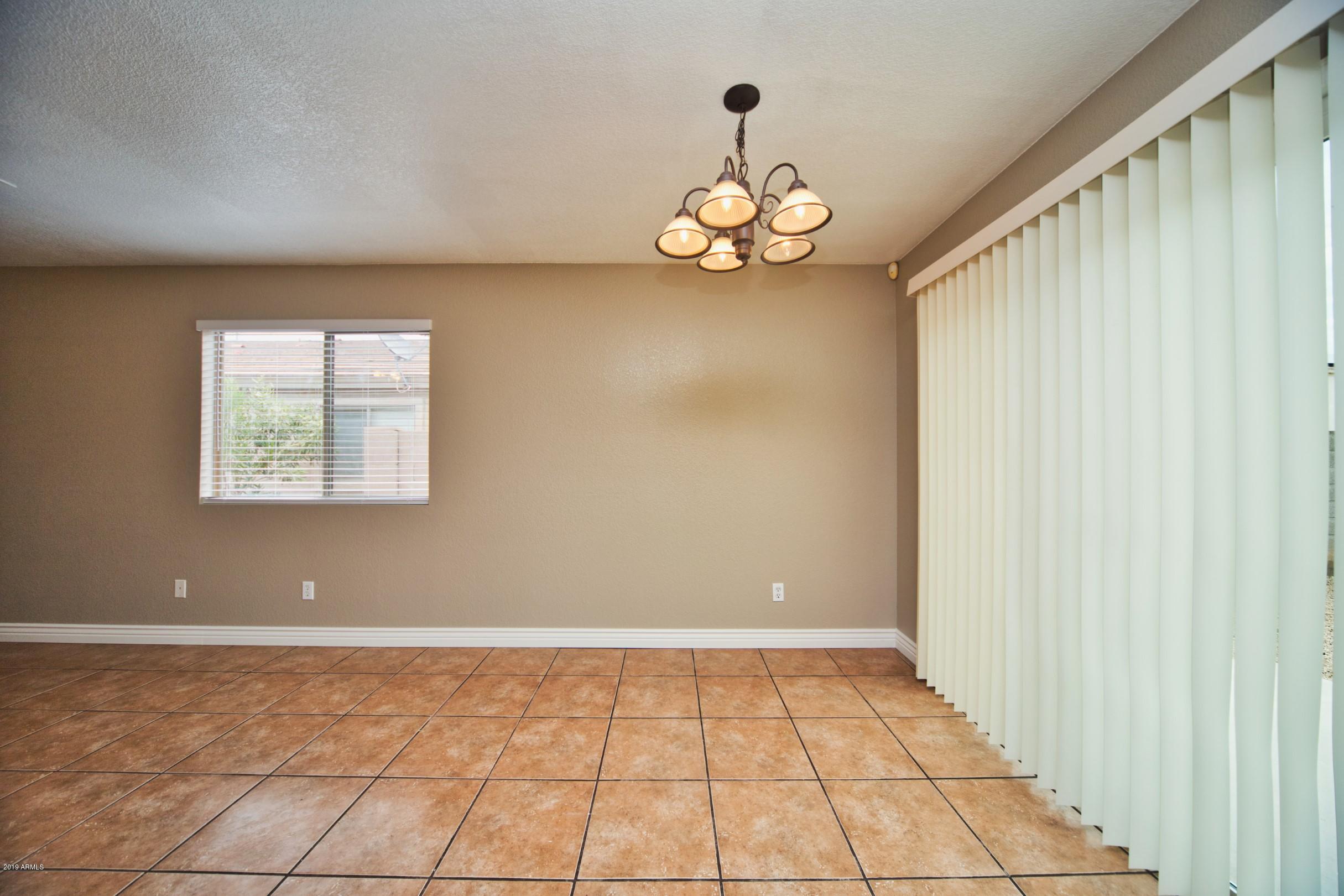 6237 West Raymond Street Phoenix, AZ 85043 - Photo 12 of 39 IMG_6772_6_6 (Custom)