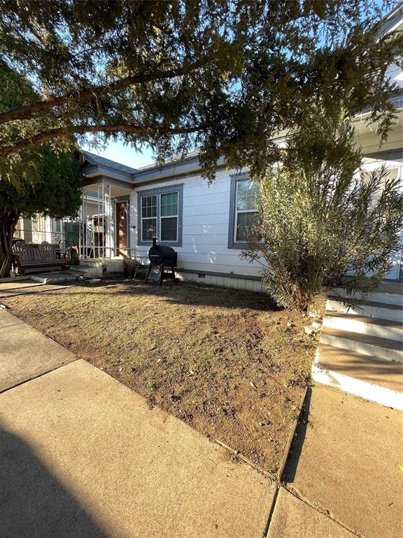 607 Neches Street Dallas, TX 75208 - Photo 2 of 12 a front view of a house with garden