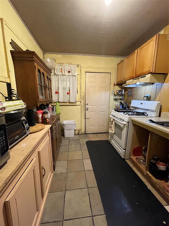 607 Neches Street Dallas, TX 75208 - Photo 8 of 12 a kitchen with a stove and a refrigerator
