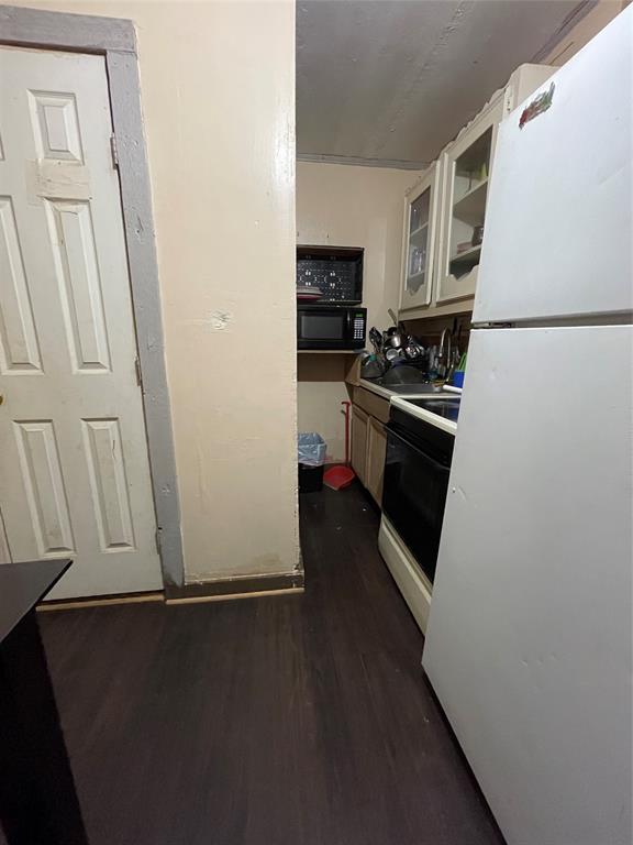 607 Neches Street Dallas, TX 75208 - Photo 9 of 12 a kitchen with a refrigerator stove and sink