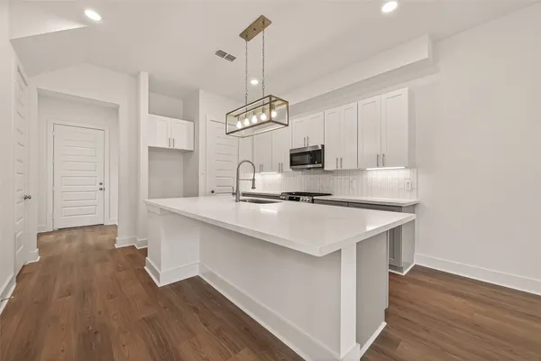 $2,595 | 1502 Hussion Street, Houston, TX 77003