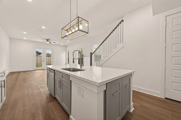 $2,595 | 1502 Hussion Street, Houston, TX 77003