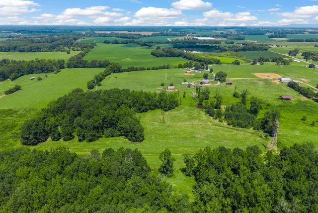 $609,000 | 324 Laster-Holman Lane, Decherd, TN 37324