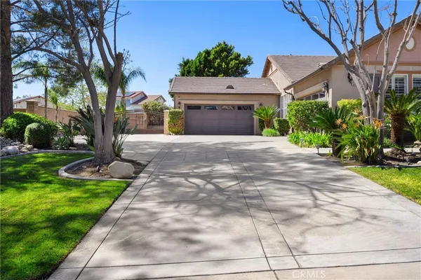 a view of a house with a yard and plants